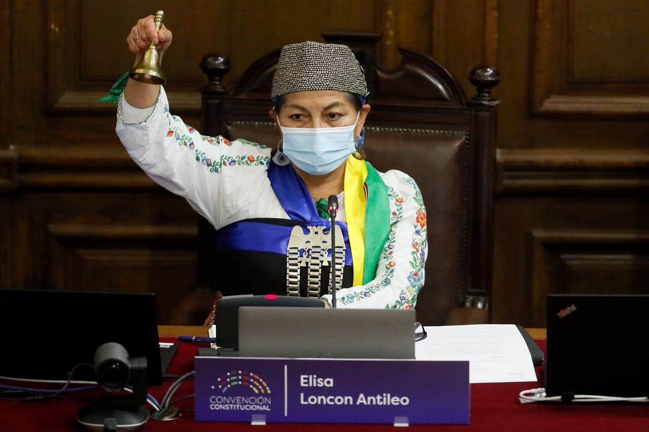 Elisa Loncon Antileo, mujer, mapuche, academica y presidenta de Convención Constitucional de Chile.