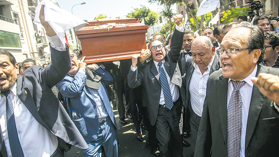 Los apristas despidieron a García con cánticos, puños en alto y agitando pañuelos blancos.