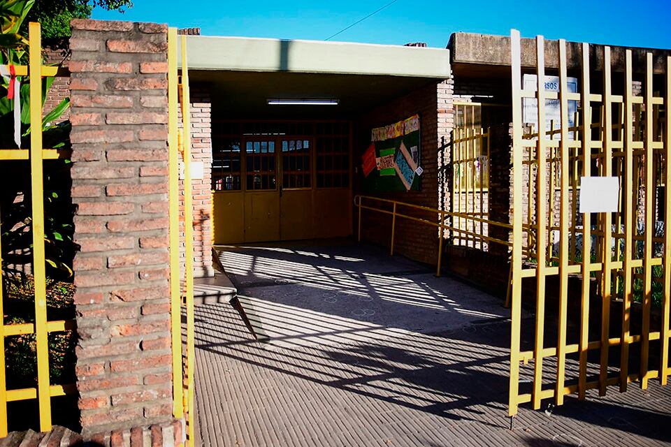 La Escuela Islas Malvinas está ubicada en España y Uriburu. 