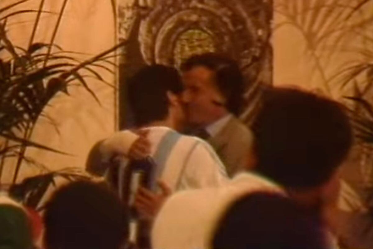 Maradona y Menem se saludan en el Giussepe Meaza de Milán.