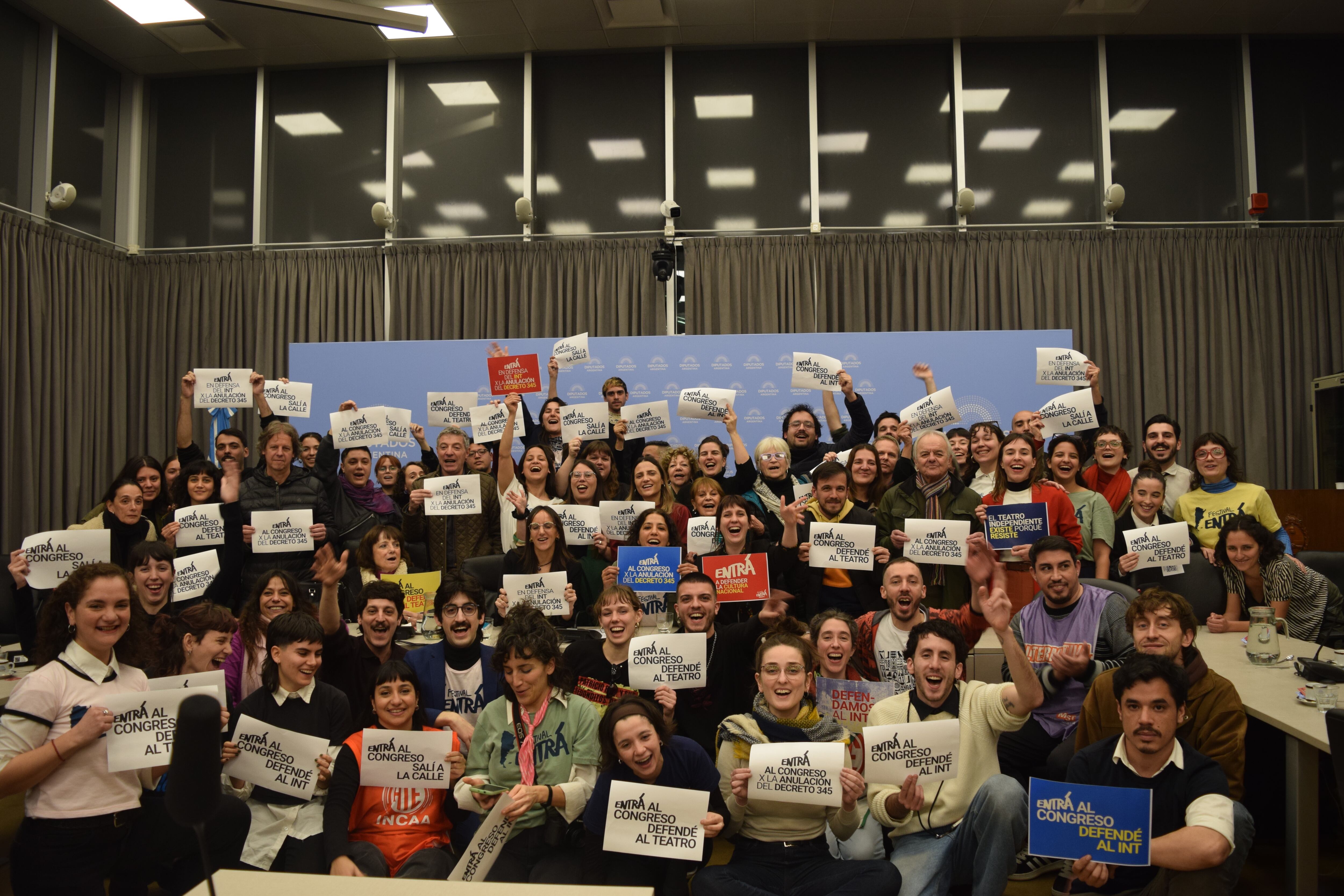 Teatristas manifestando su rechazo al decreto 345 que pretende desfinanciar el INT.