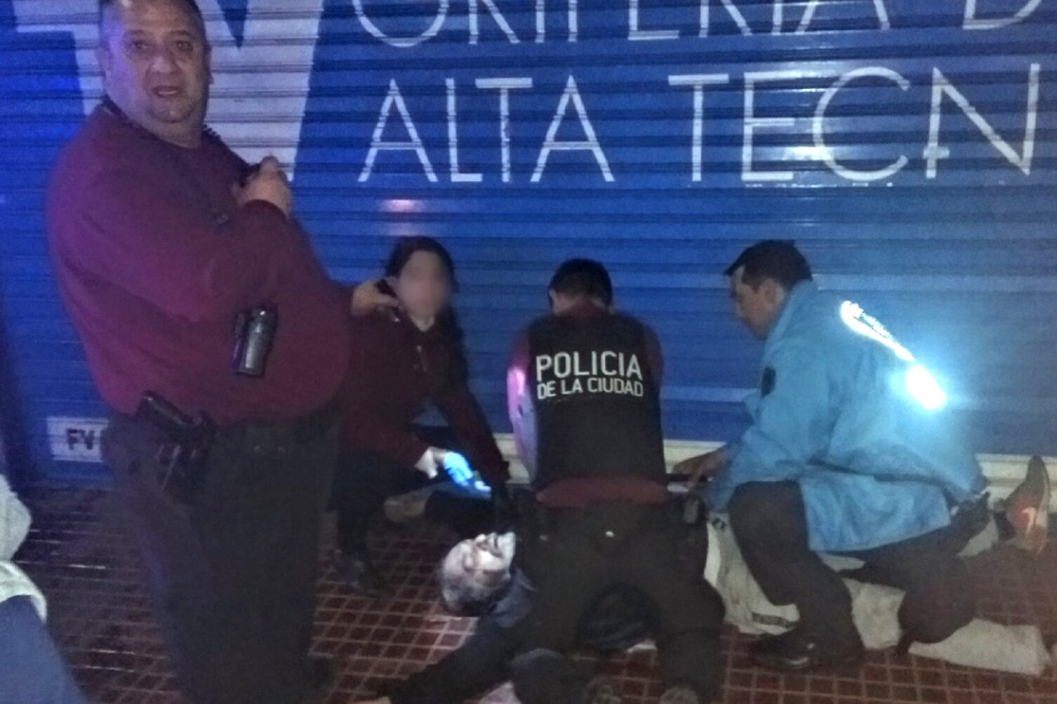 El hombre golpeado, ya fallecido en la vereda.