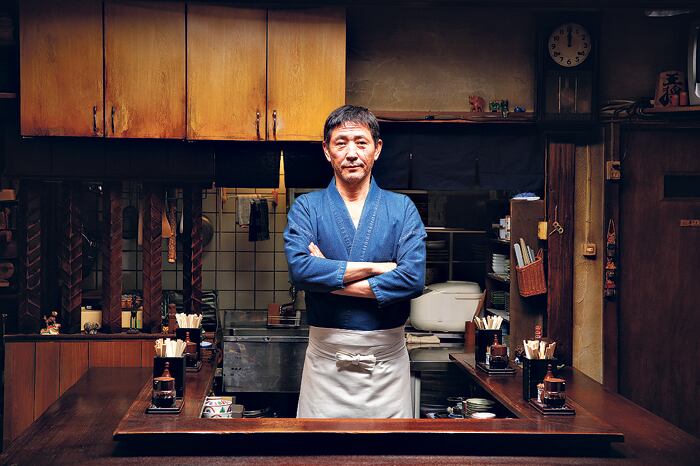 En el centro de la historia está Kobayashi, el enigmático cocinero de la cicatriz en la cara.