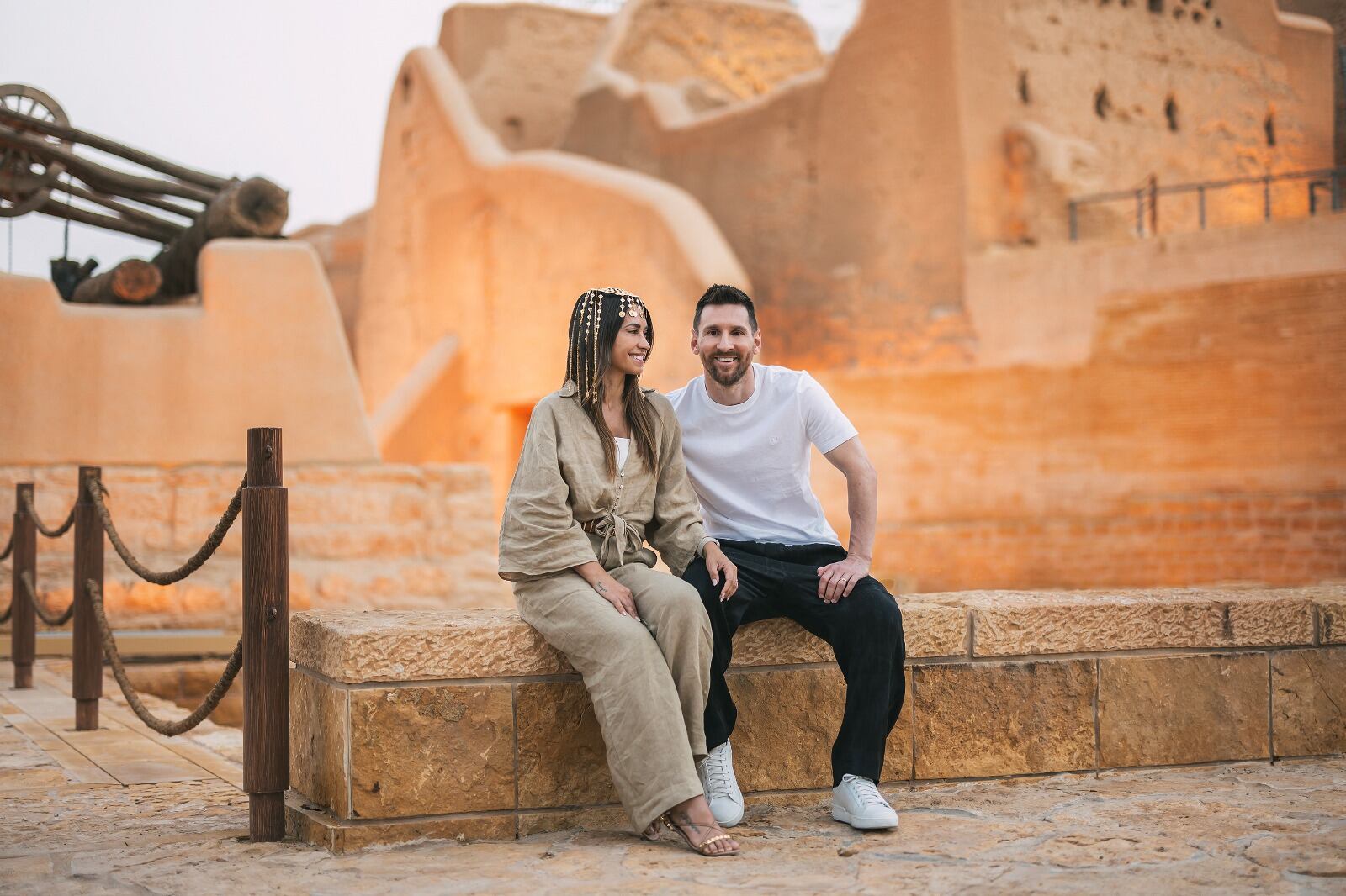 Messi con Antonela en Arabia Saudita, en el viaje que motivó la sanción del PSG