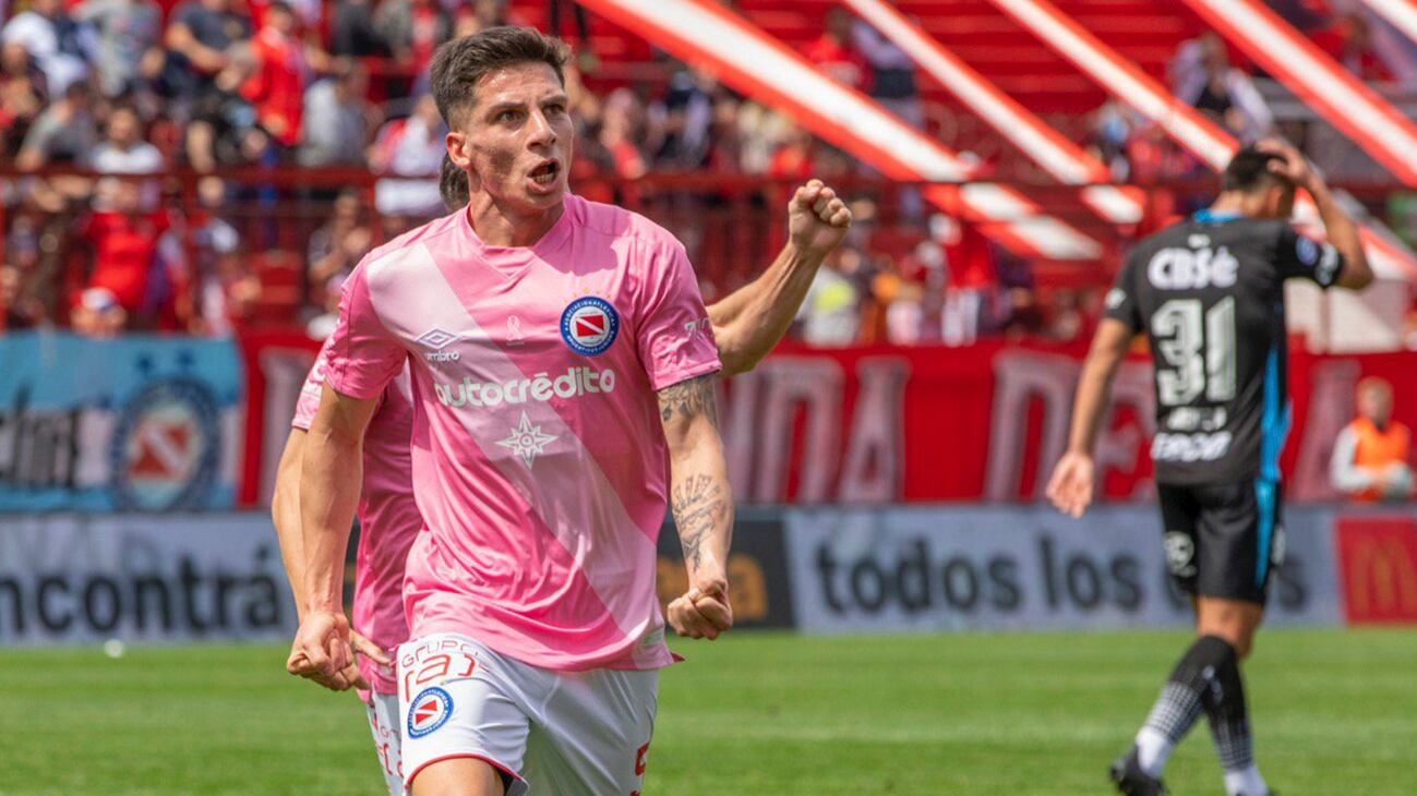 Mac Allister festeja el gol del empate de Argentinos ante Arsenal.