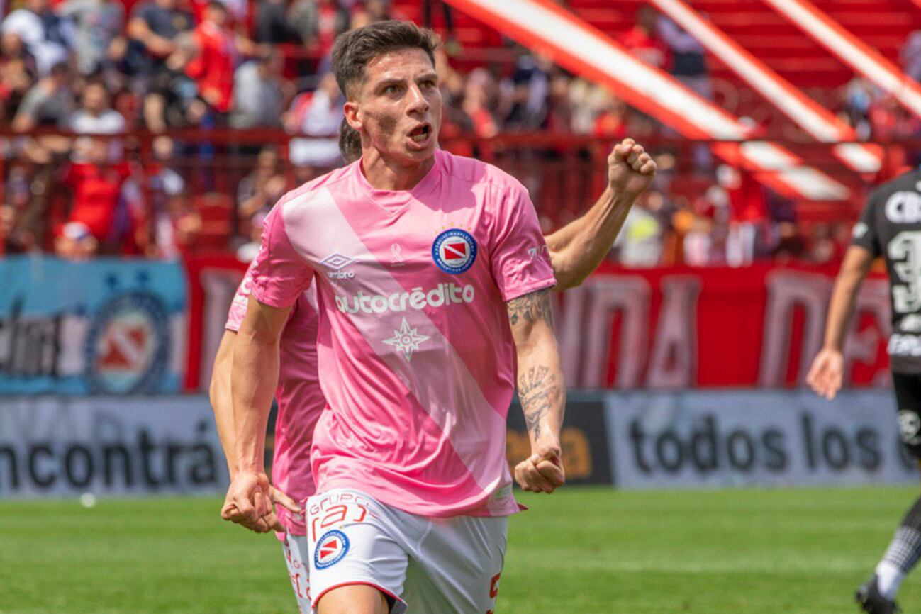 Mac Allister festeja el gol del empate de Argentinos ante Arsenal.