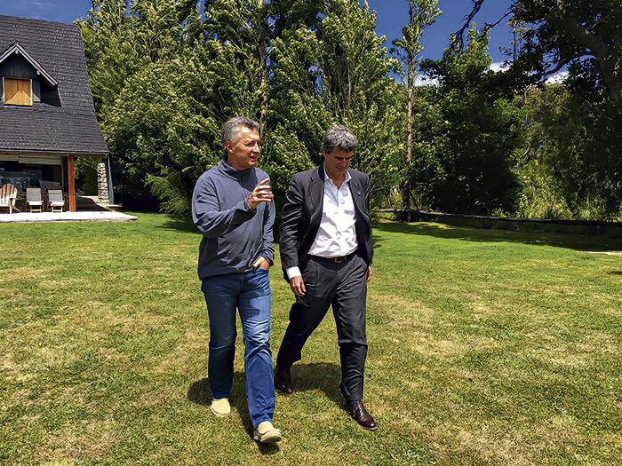 El jefe de Gabinete, Marcos Peña, anunció la salida de Prat-Gay, quien luego viajó a Villa La Angostura a reunirse con Macri.