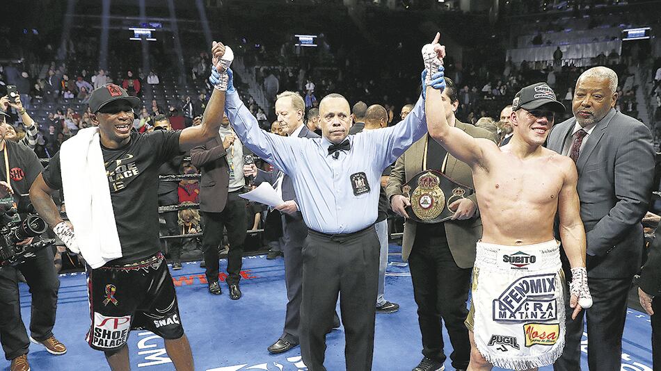 El árbitro levanta los brazos de ambos luego del empate en Nueva York.