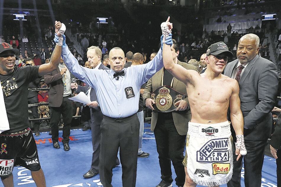 El árbitro levanta los brazos de ambos luego del empate en Nueva York.