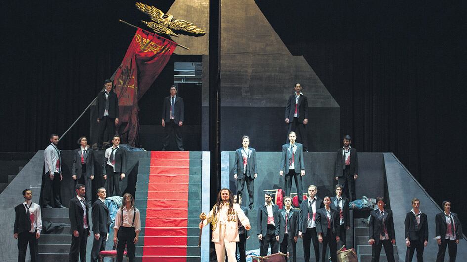 La escenografía yuxtapone una pirámide semideconstruida con el omnipresente símbolo del “ojo que todo lo ve”.