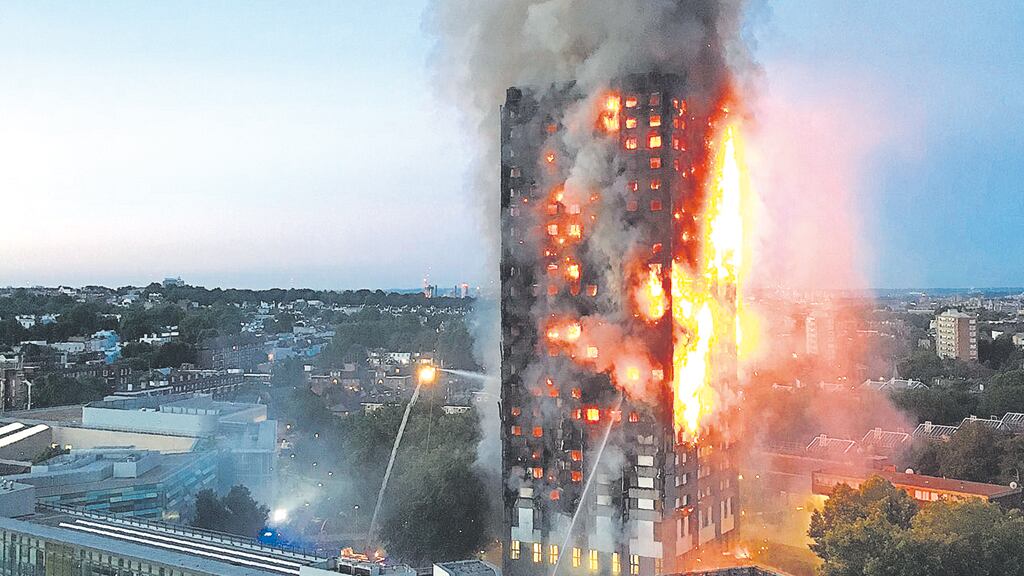 La Torre Grenfell, un gigantesco monoblock en el oeste de Londres, se prendió fuego a gran velocidad.