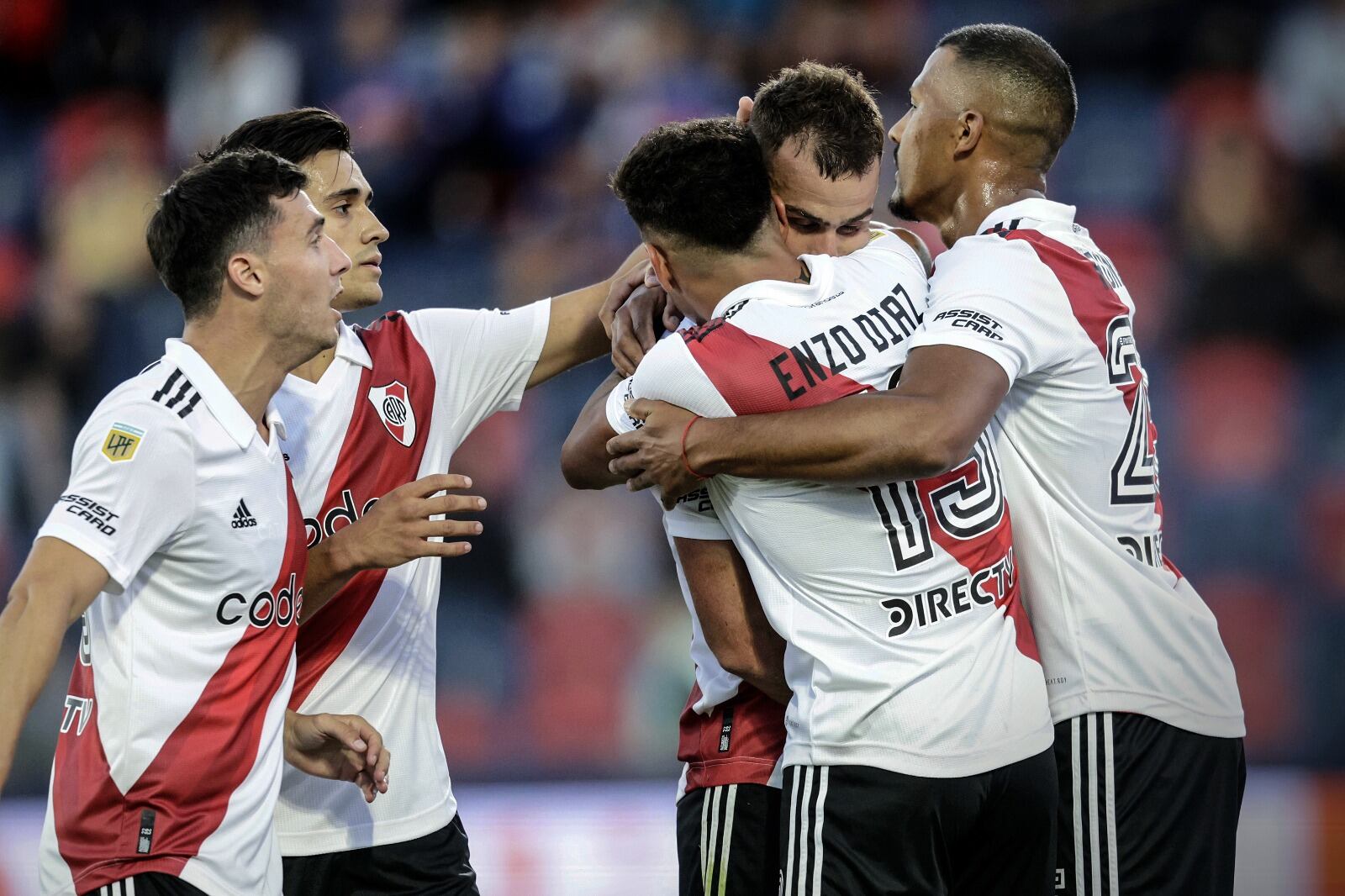 Todo River abraza a González Pirez, autor del único gol ante el Matador