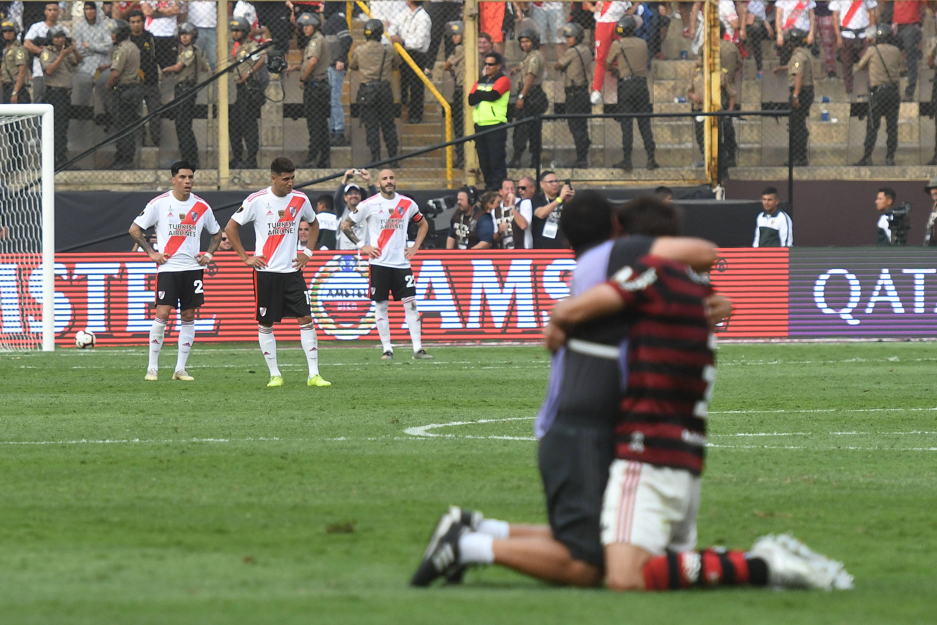 El lamento de los futbolistas de River, que no pudieron conquistar el bicampeonato en Lima.