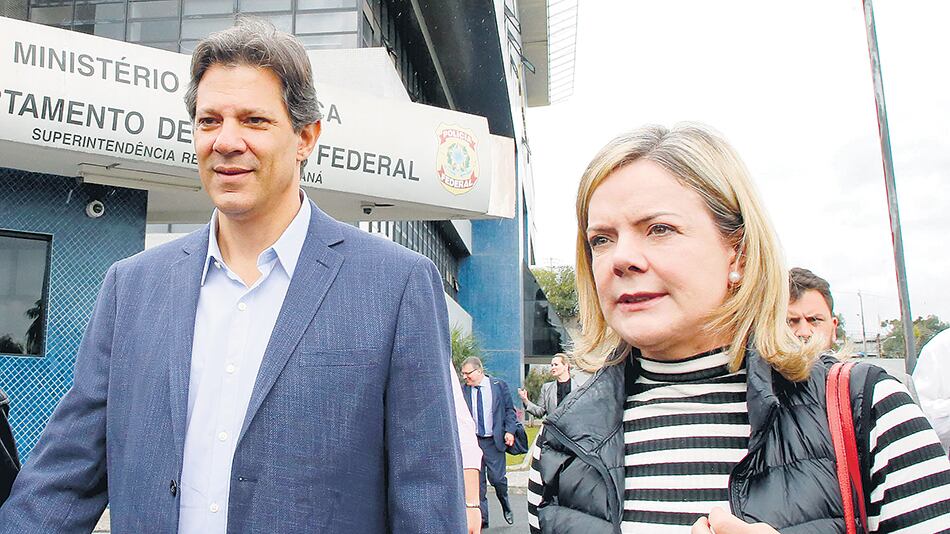 Fernando Haddad visitó ayer en la cárcel a Lula; a su lado la presidenta del PT, Gleisi Hoffmann.