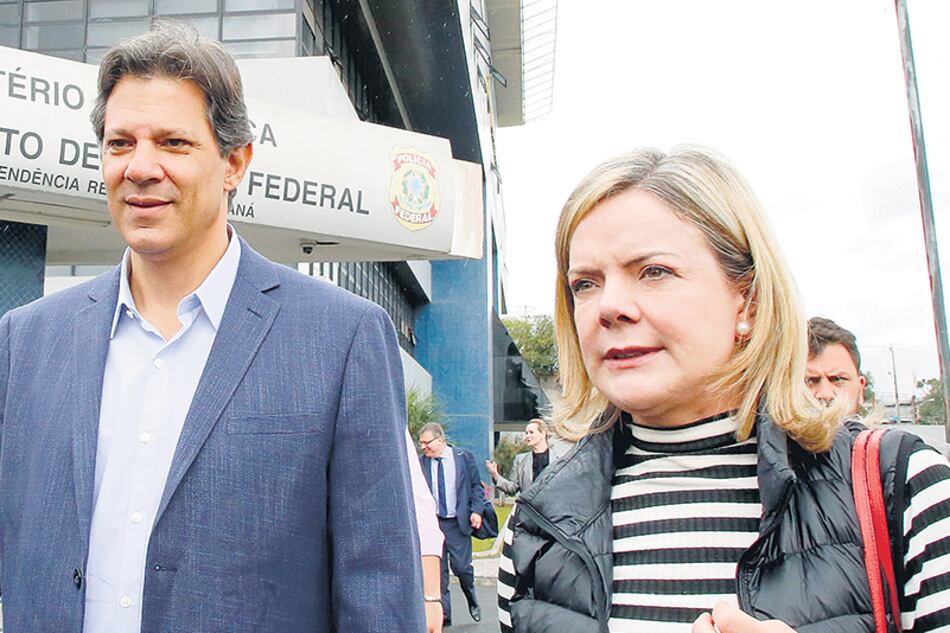 Fernando Haddad visitó ayer en la cárcel a Lula; a su lado la presidenta del PT, Gleisi Hoffmann.