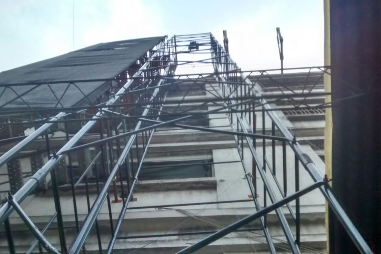 El andamio desde donde cayó el adolescente.