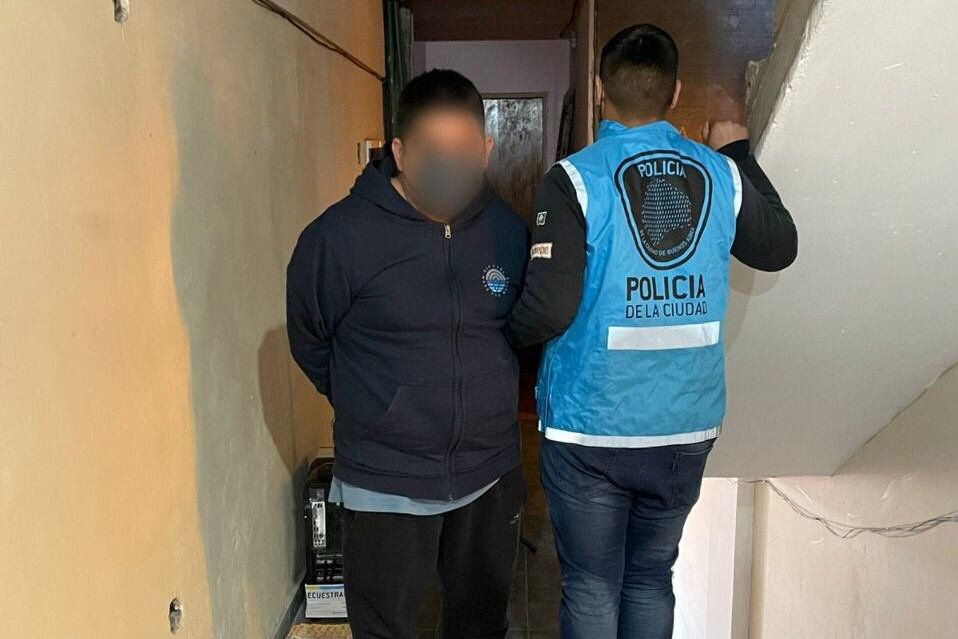 La denunciante detalló que el acusado la prostituyó tanto de manera física como por medio de una página web, en la que ofrecía sus servicios sexuales a cambio de dinero. Foto: Policía de la Ciudad. 