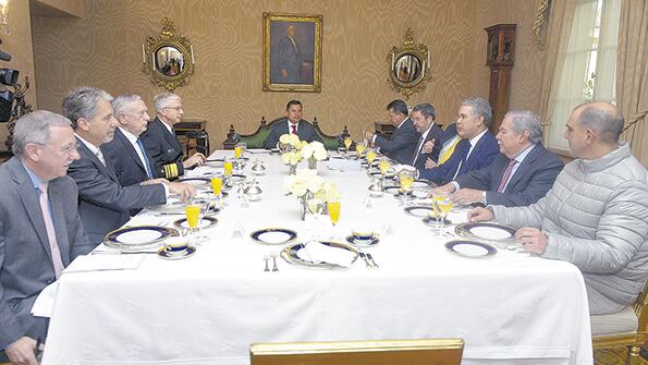 Mattis (tercero, izq.) y Duque (tercero, der.) acordaron el envío de un “buque hospital” de EE.UU.