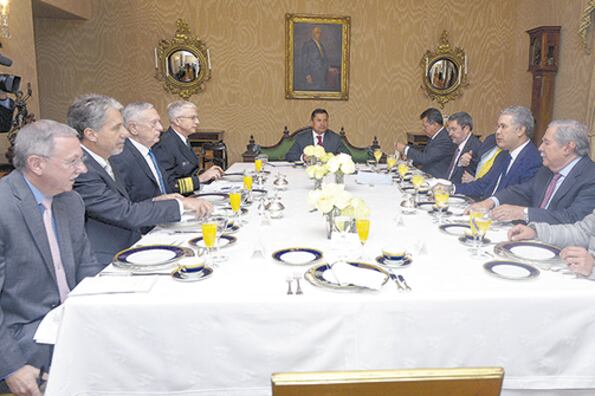 Mattis (tercero, izq.) y Duque (tercero, der.) acordaron el envío de un “buque hospital” de EE.UU.