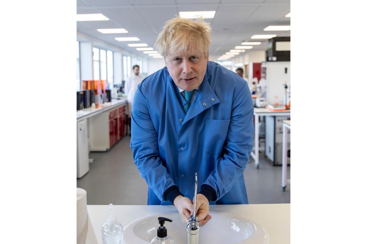 El primer ministro británico tardó mucho en cuidarse y adoptar medidas de prevención .