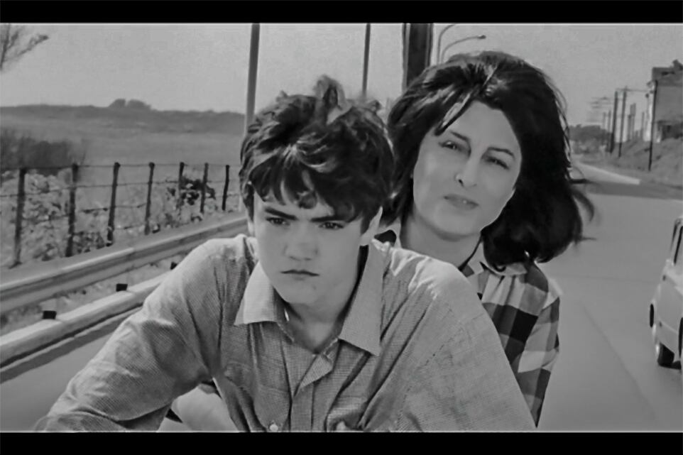 Ettore Garofolo y Anna Magnani en una escena de "Mamma Roma".