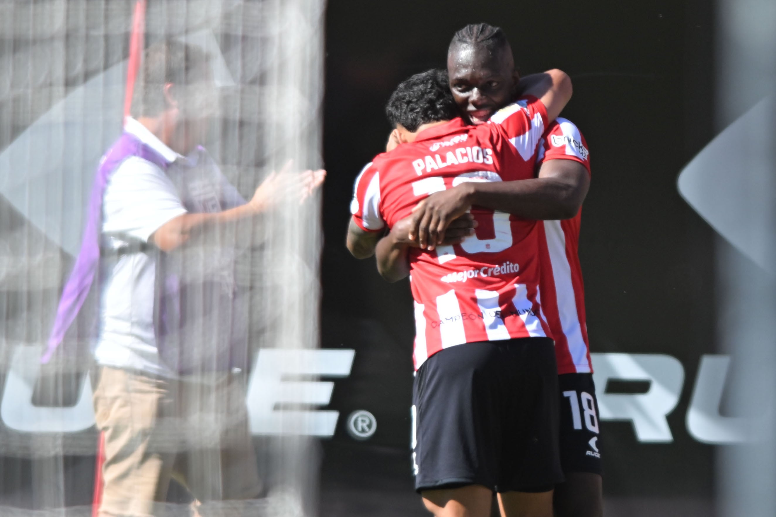 Palacios abraza a Cetré, autor del primer tanto pincha