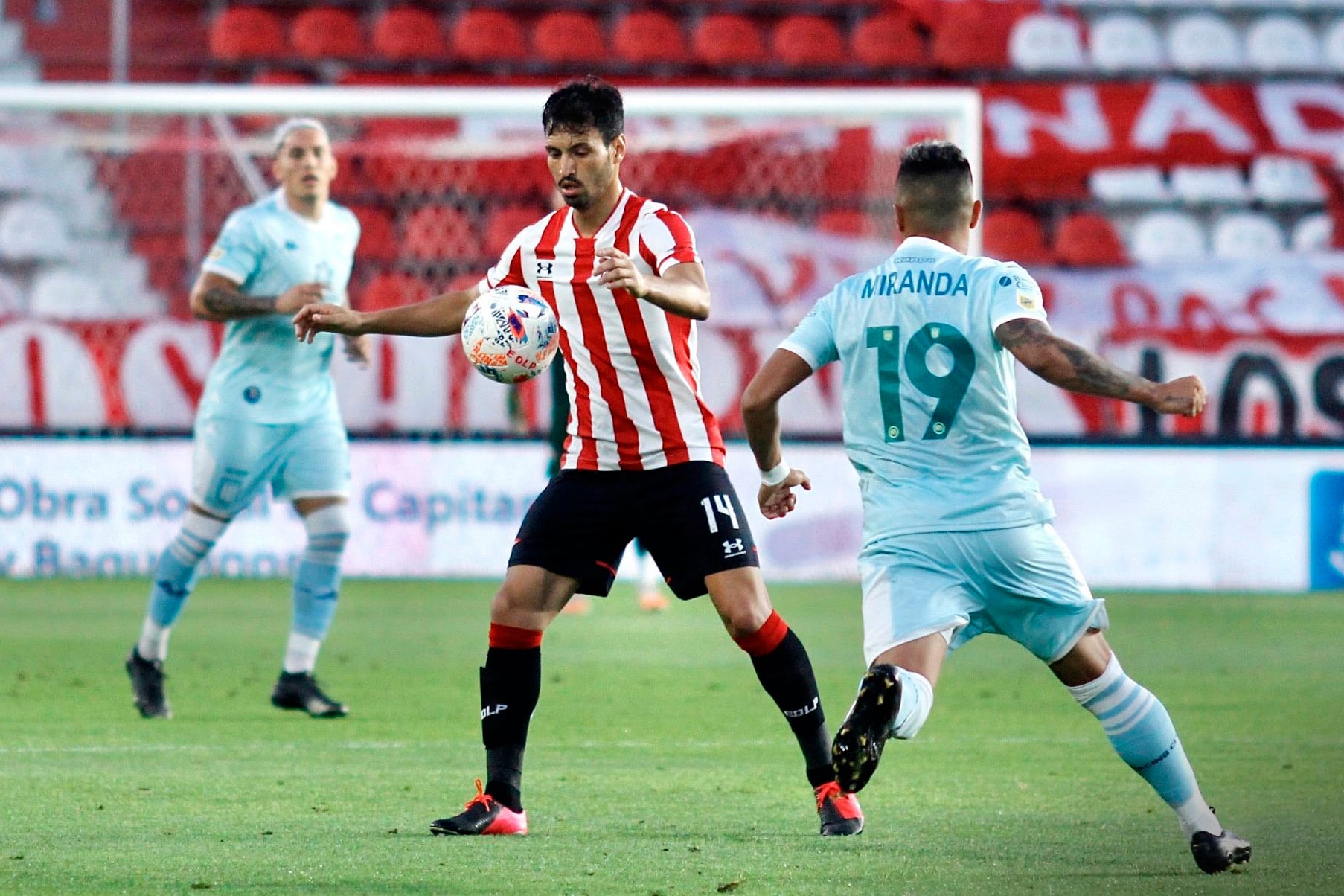 Sánchez Miño domina la pelota ante Miranda.