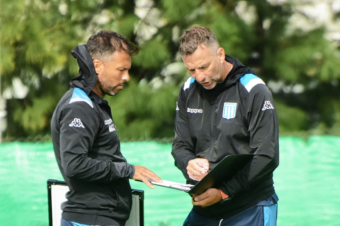 Moreno y Fabianesi charla con Pizzi. Ayudante de campo y entrenador.