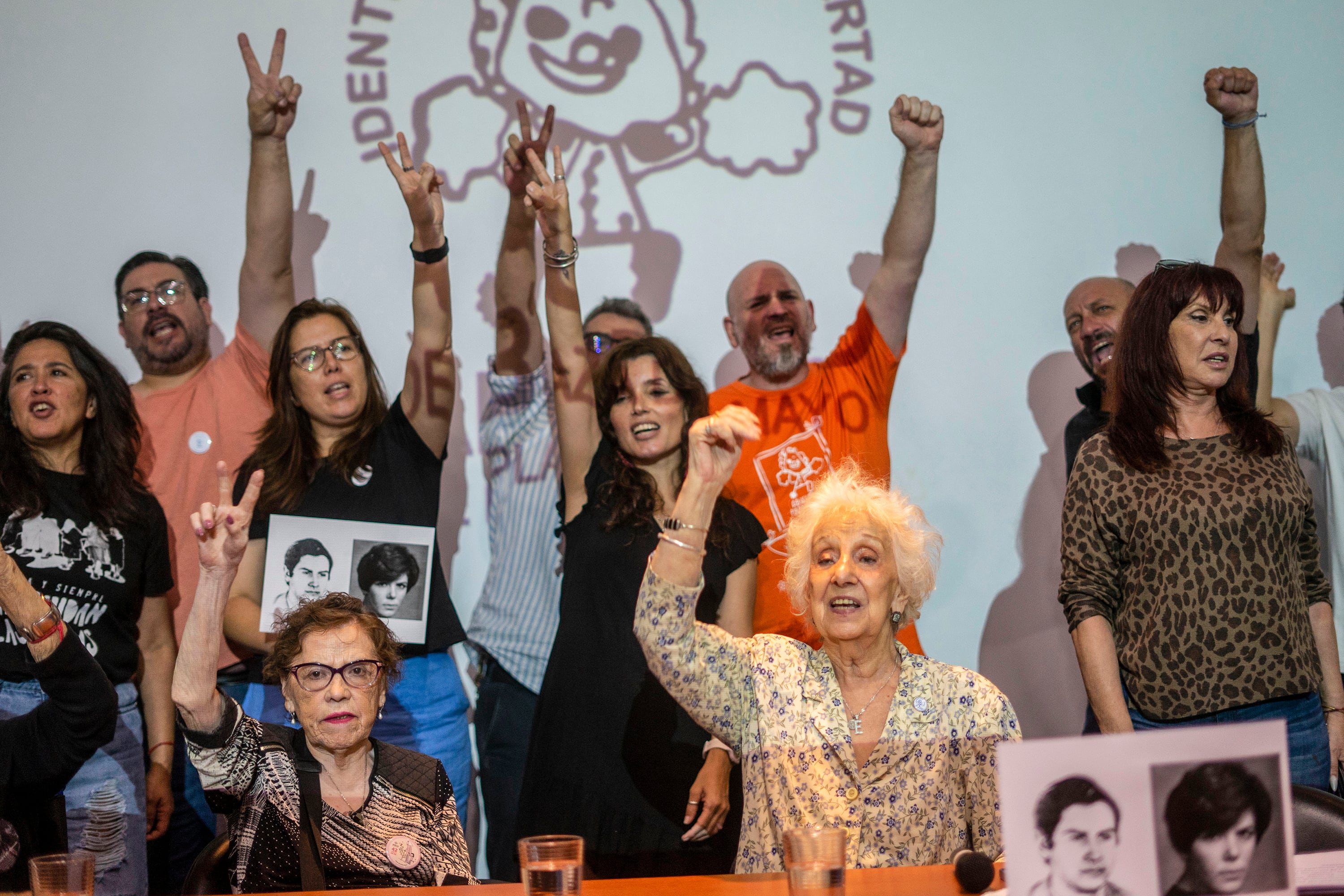 Abuelas y nietos festejan haber encontrado al hijo de Marta Pourtalé y Juan Carlos Villamayor.