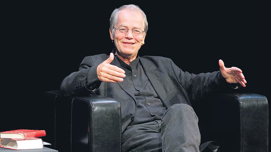 El libro abarca la obra poética de Braun entre 1963 y 2013.