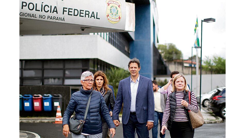 Gleisi Hoffmann (der.) y Fernando Haddad visitaron a Lula el lunes en Curitiba.