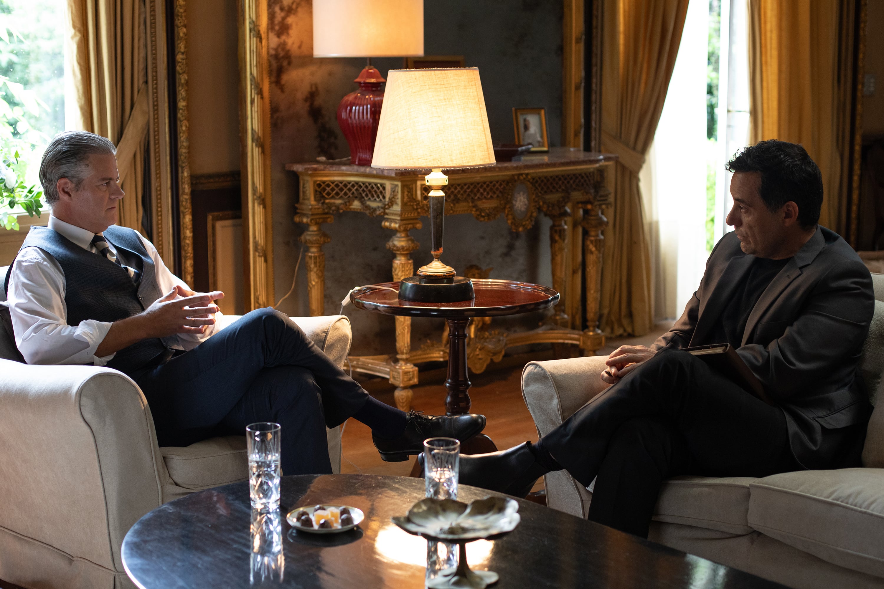 Todo comienza con la relación entre el flamante Presidente y su psicólogo