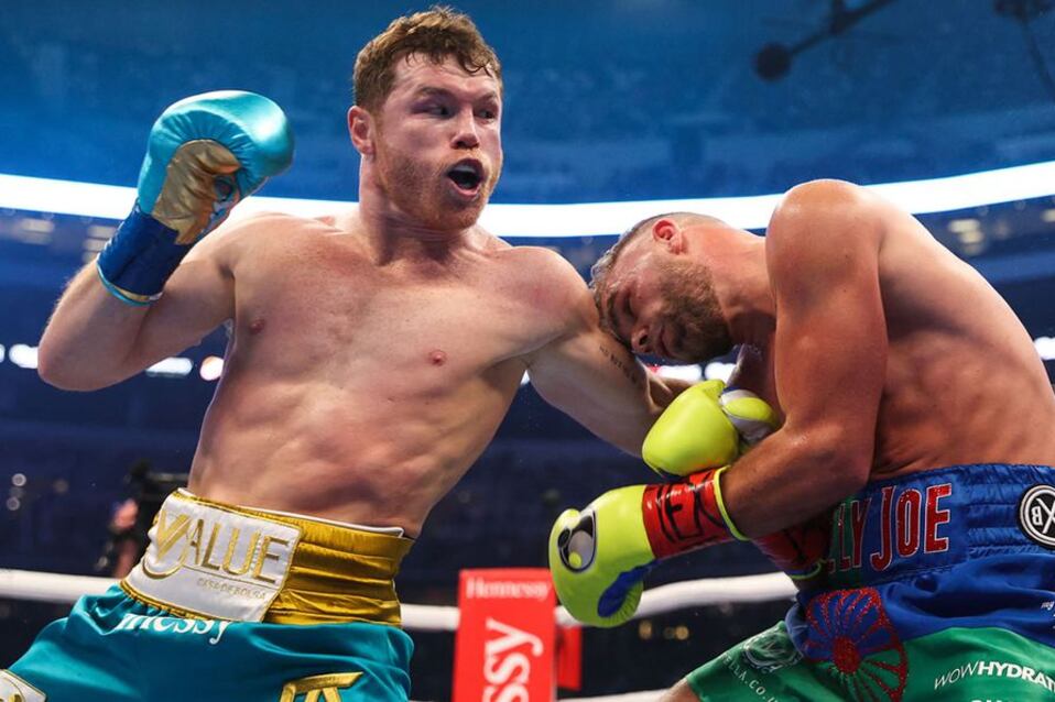 Tremendo zurdazo de Canelo Alvarez sobre Saunders.