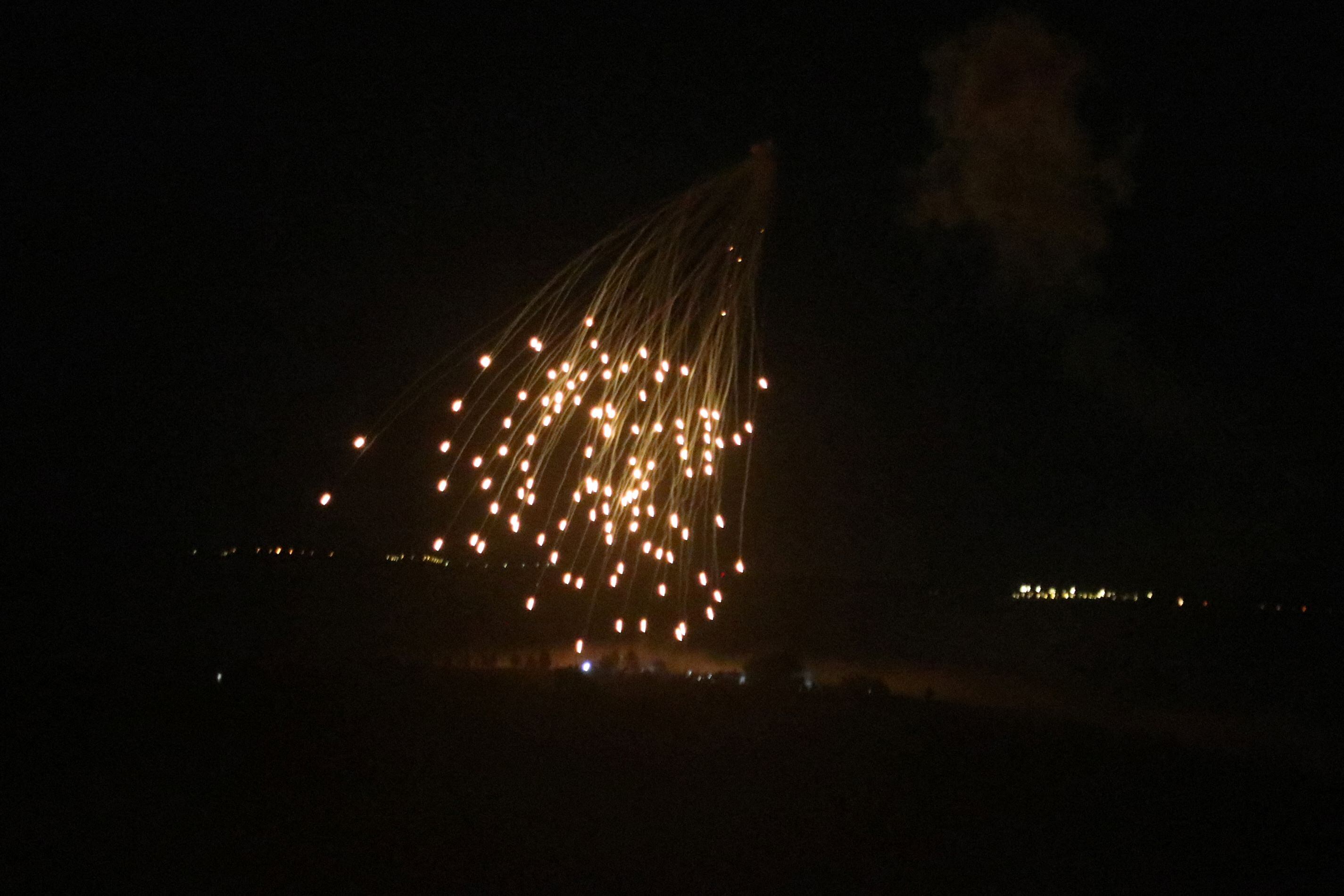 Un ataque israelí ilumina el cielo sobre la aldea de Khiam, en el sur del Líbano