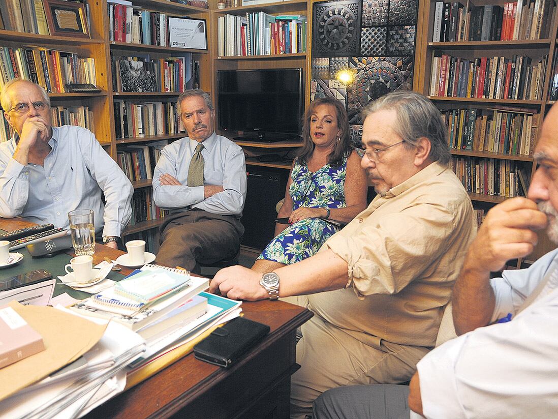 Taiana, Solá, Garré, Arceo y Tokatlian durante el debate con Página/12.