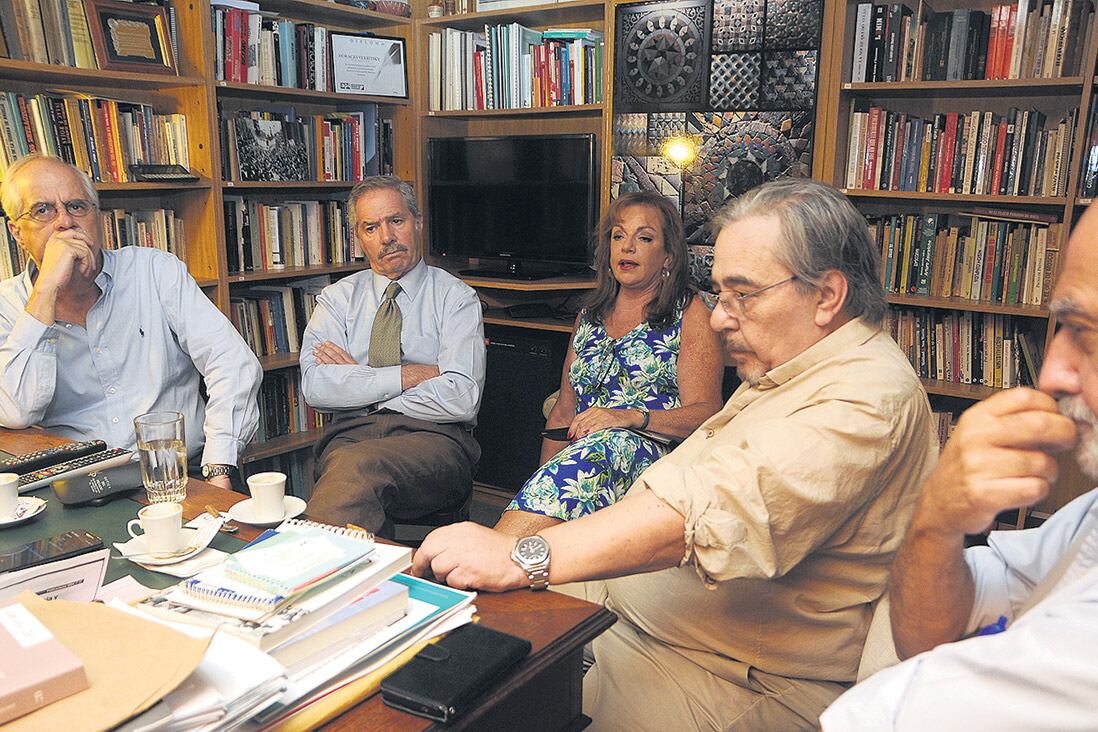 Taiana, Solá, Garré, Arceo y Tokatlian durante el debate con Página/12.