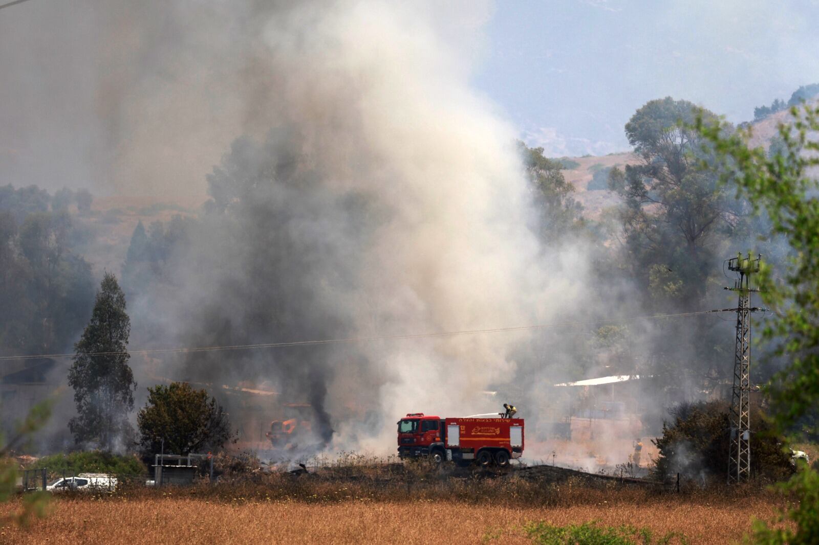 Bomberos responden a un incendio cerca de un ataque con cohetes desde el Líbano
