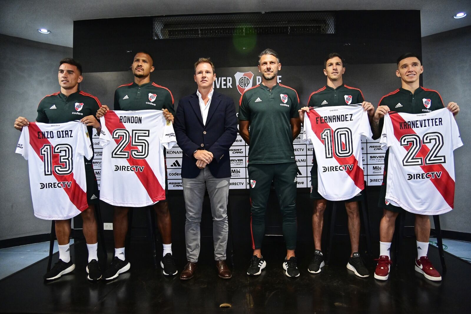Los cuatro refuerzos, con el presidente Brito y el DT Demichelis