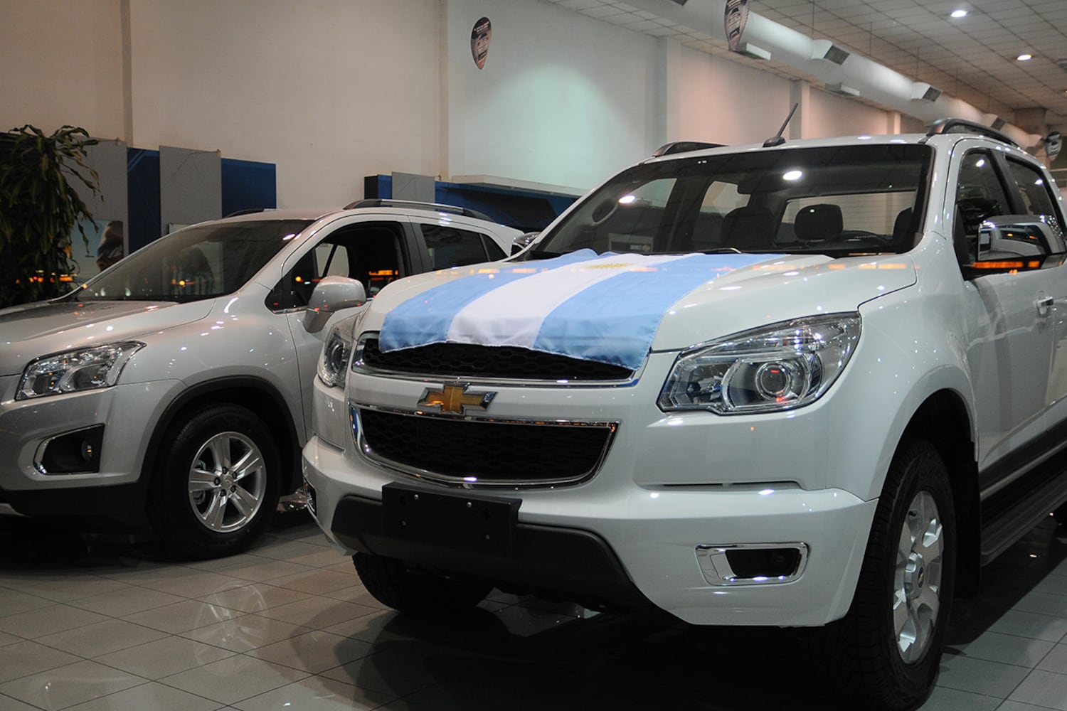 Hasta la Chevrolet S10 cubierta con la bandera argentina se importa.