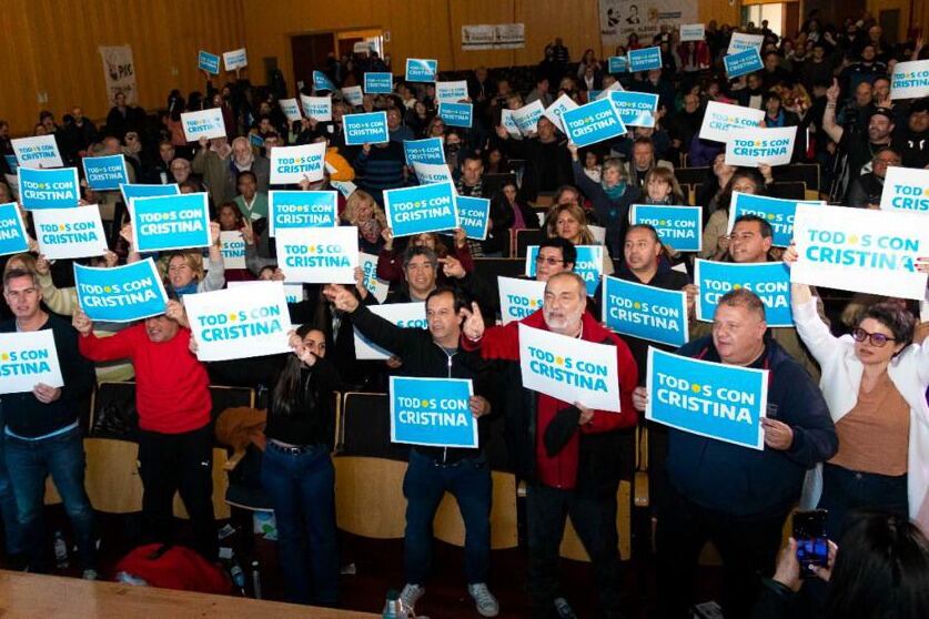 Frente a la persecución judicial, se cerró el plenario con el conjunto de los presentes levantado pancartas con la leyenda “Todos con Cristina”.