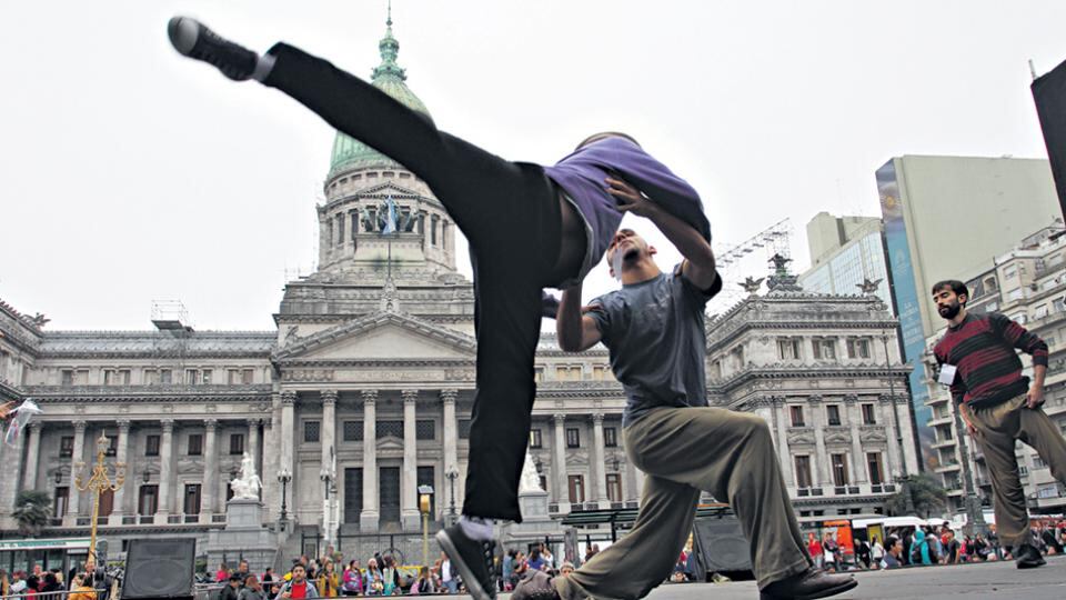 Performance en las puertas del Congreso una de las veces que ingresó el proyecto de Ley Nacional de Danza, en 2014. 