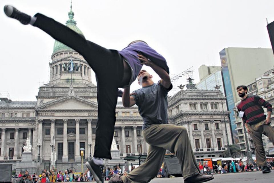 Performance en las puertas del Congreso una de las veces que ingresó el proyecto de Ley Nacional de Danza, en 2014.