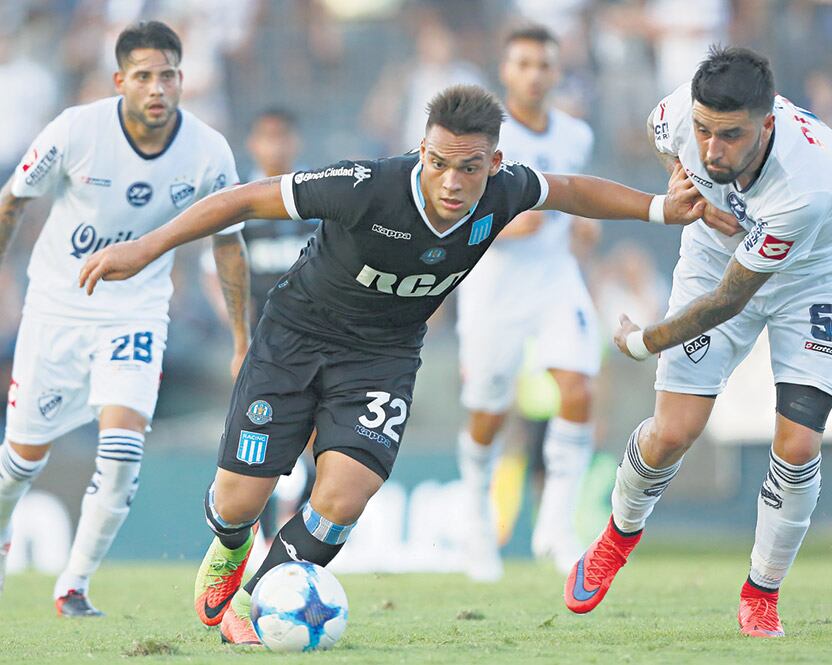 Lautaro Martínez, autor del segundo gol, deja atrás a jugadores rivales.