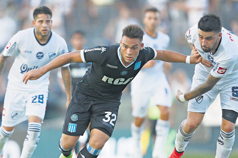 Lautaro Martínez, autor del segundo gol, deja atrás a jugadores rivales.
