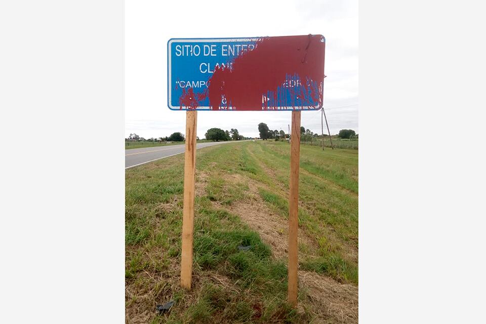 Uno de los carteles fue atacado con pintura roja.