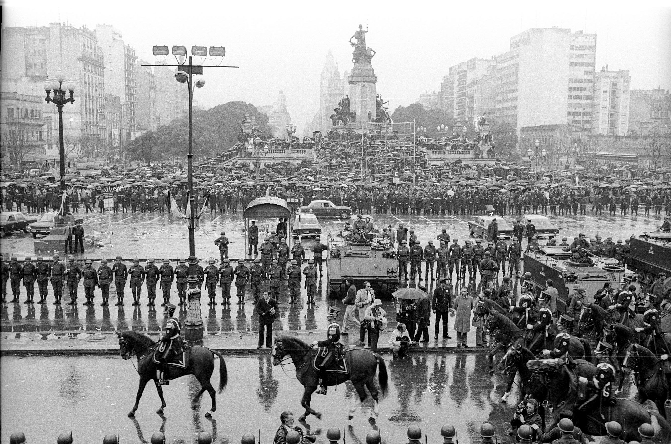 Sepelio de Perón en el Congreso. 1974 (Foto de Marta Merkin).