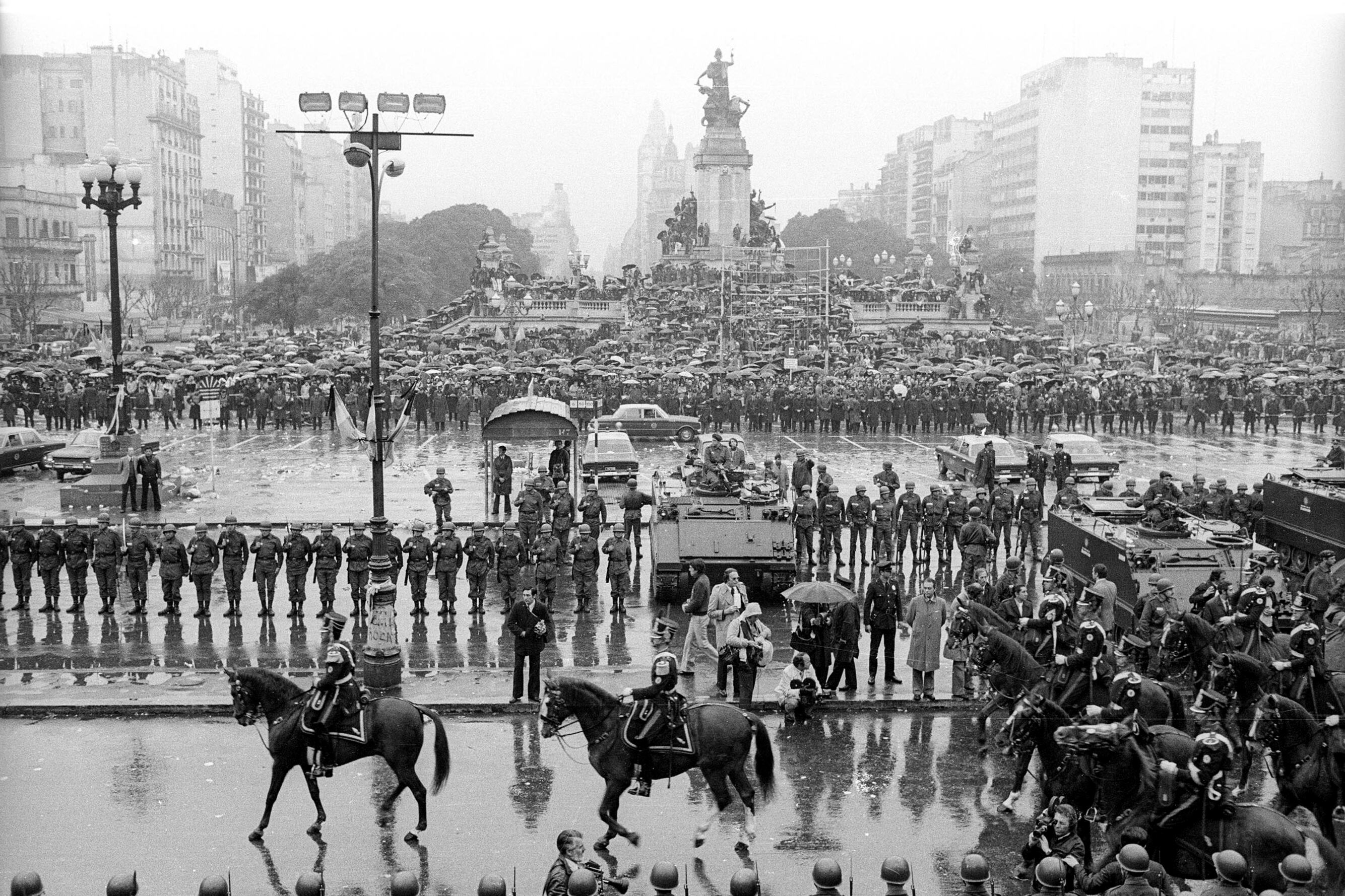 Sepelio de Perón en el Congreso. 1974 (Foto de Marta Merkin).