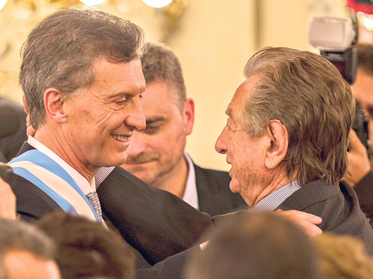 Mauricio Macri, como presidente, recibe el saludo de Franco, su padre y titular del Grupo Socma. Fue antes del acuerdo “a la carta”.