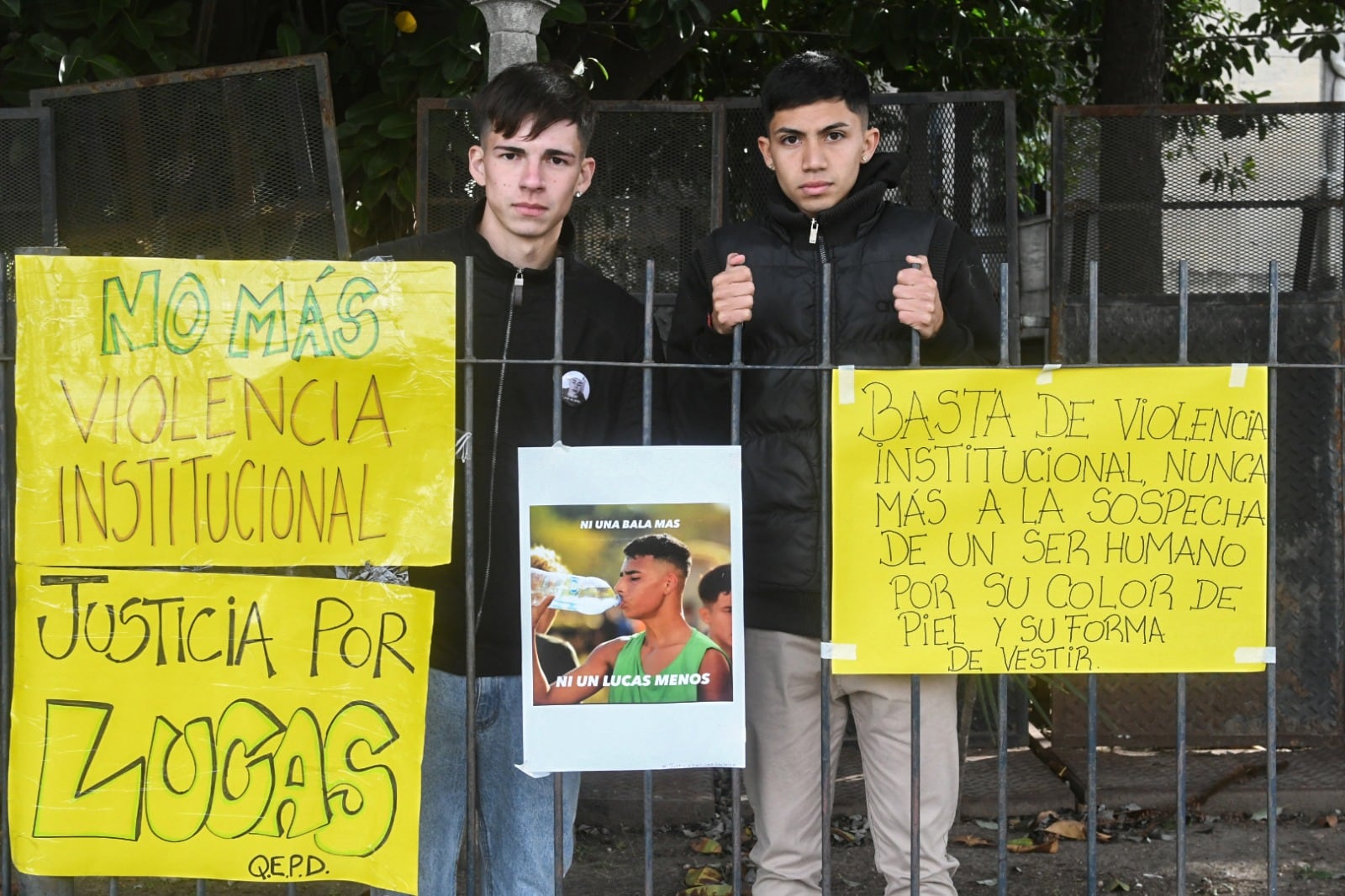 Joaquín Zuñiga y Julián Salas, amigos de Lucas González y sobrevivientes del ataque policial.