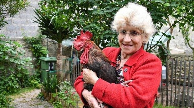 Corinne Fesseau tiene en brazos al héroe: el gallo Maurice